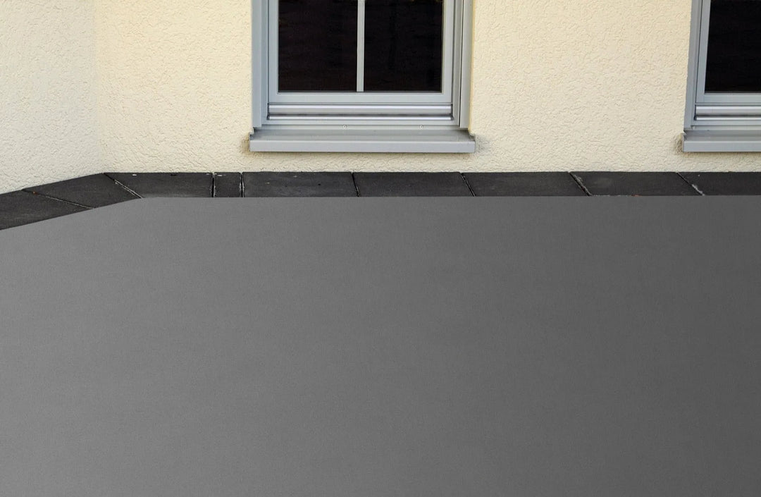 Gleichmäßig graue Betonwand nach professioneller Behandlung mit Betonfarbe - Beispiel für langlebige Ergebnisse