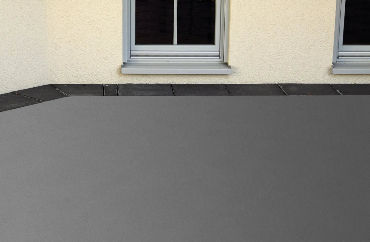 Gleichmäßig graue Betonwand nach professioneller Behandlung mit Betonfarbe - Beispiel für langlebige Ergebnisse