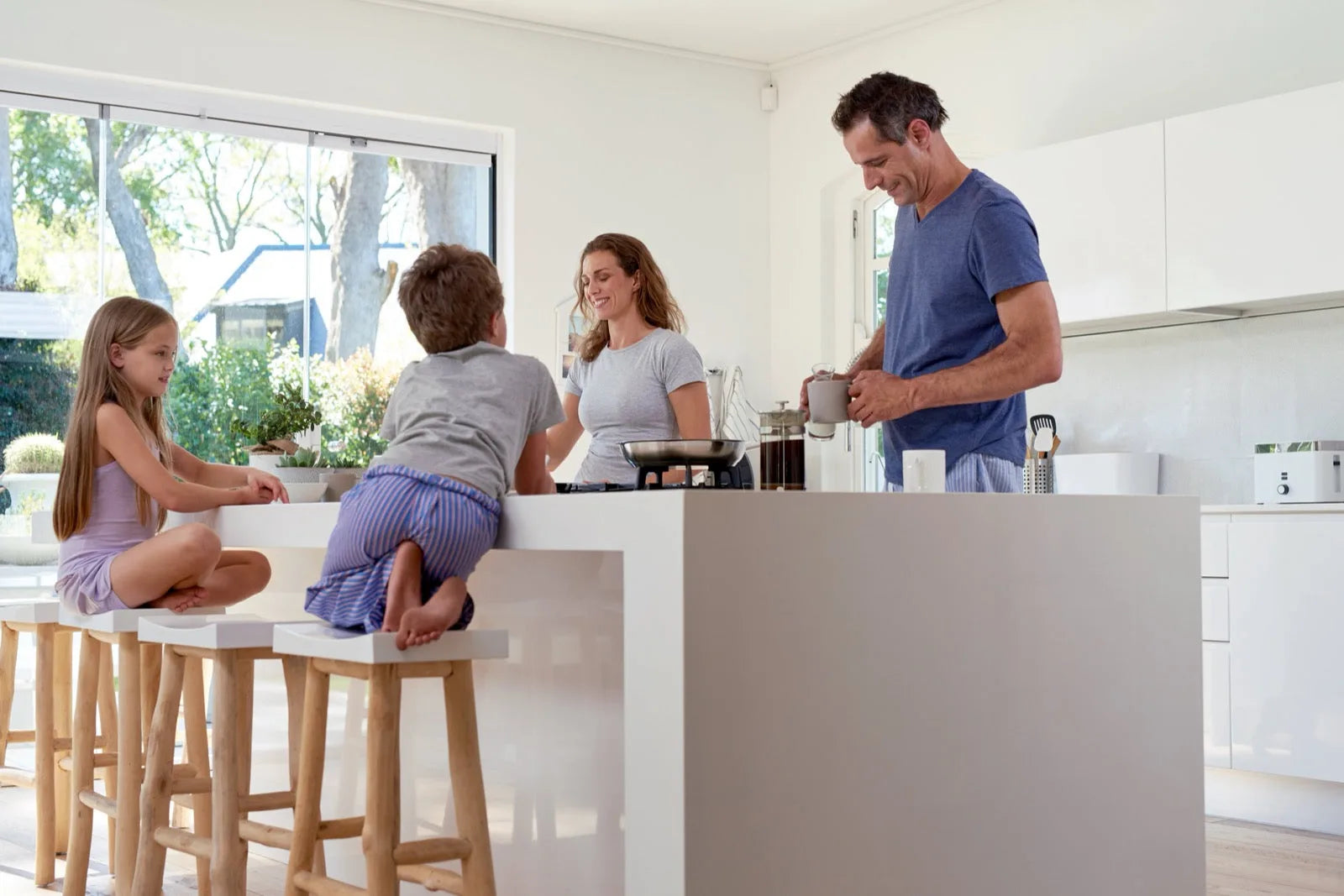 Familie beim professionellen Streichen in heller Küche - Beispiel für richtige Streichtechnik
