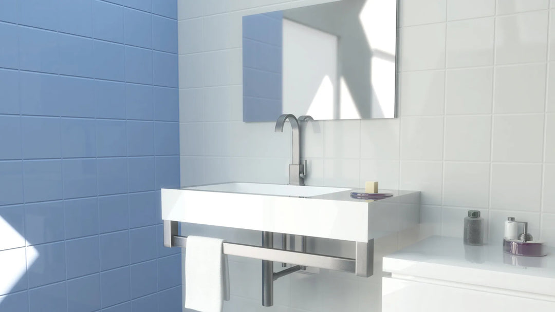 Modernes Badezimmer mit blauen Fliesen und weißem Waschbecken - Beispiel für erfolgreiches Fliesen-Makeover