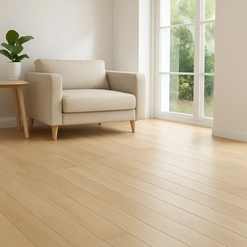 Modernes Wohnzimmer mit beigem Sessel und professionell verlegtem Holzboden - Beispiel für fachgerechte Bodenverlegung