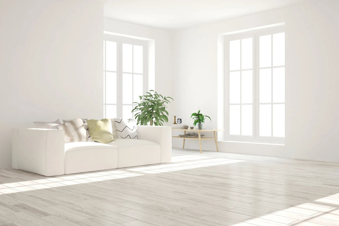 Helles, minimalistisches Wohnzimmer mit perfekt weißen Wänden - Beispiel für hochwertige weiße Wandfarbe