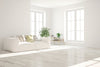 Helles, minimalistisches Wohnzimmer mit perfekt weißen Wänden - Beispiel für hochwertige weiße Wandfarbe