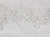 Wand mit sichtbarem Schimmelbefall und dunklen Flecken - Beispiel für Schimmelproblem, das professionelle Behandlung benötigt