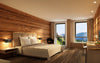 Luxuriöses Schlafzimmer mit Holzwand und Bergblick - Beispiel für hochwertiges Holz, das Holzwurmschutz benötig
