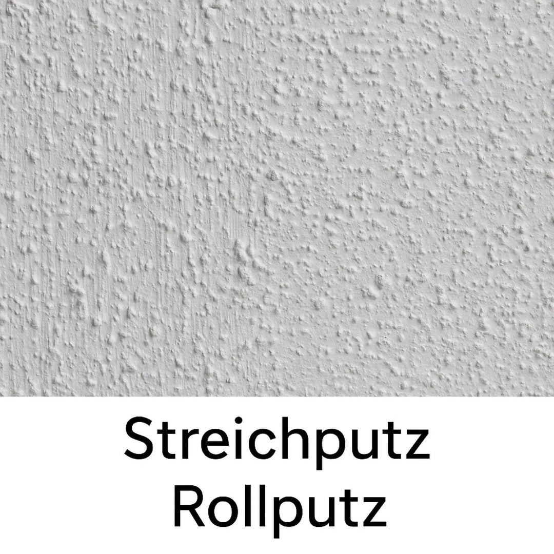 Strukturierte weiße Wand mit Rollputz-Oberfläche - Beispiel für dekorative Wandgestaltung mit Streichputz
