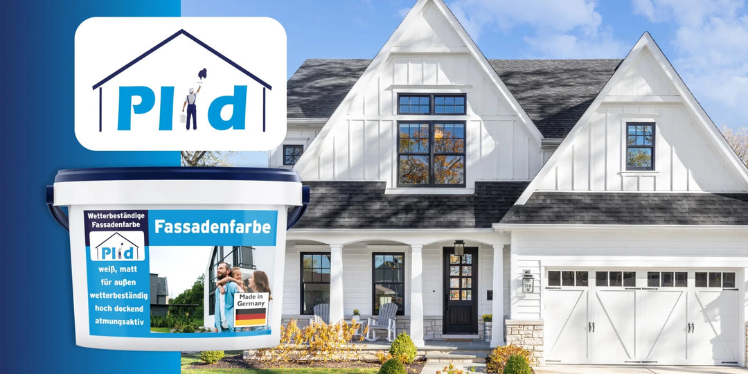 Weiß gestrichenes Landhaus mit einem Eimer Plid Fassadenfarbe im Vordergrund