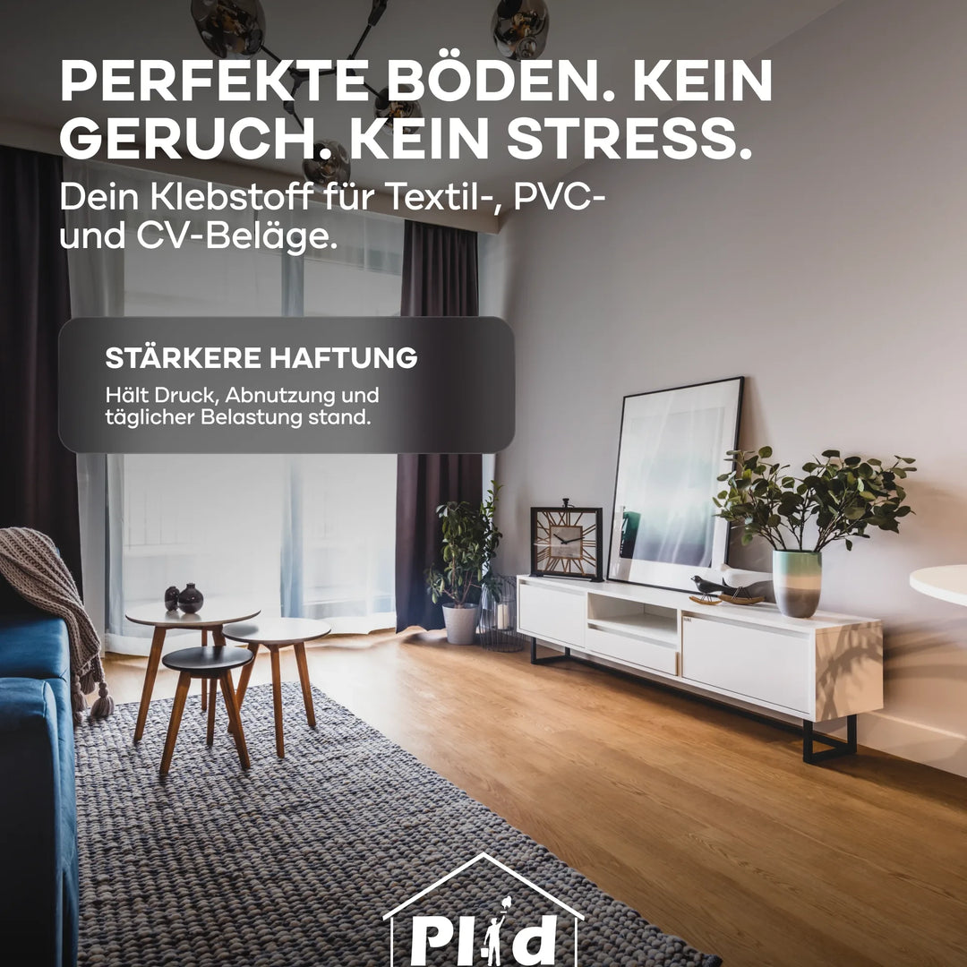 Modernes Wohnzimmer mit großem Fenster, hellem Holzboden, weißem TV-Ständer, Pflanzen und Sofa. Deutscher Text bewirbt plid Plid Universal Bodenkleber - stark haftend als geruchsneutral und stressfrei mit starker Haftung und dauerhafter Haltbarkeit für viele Böden.