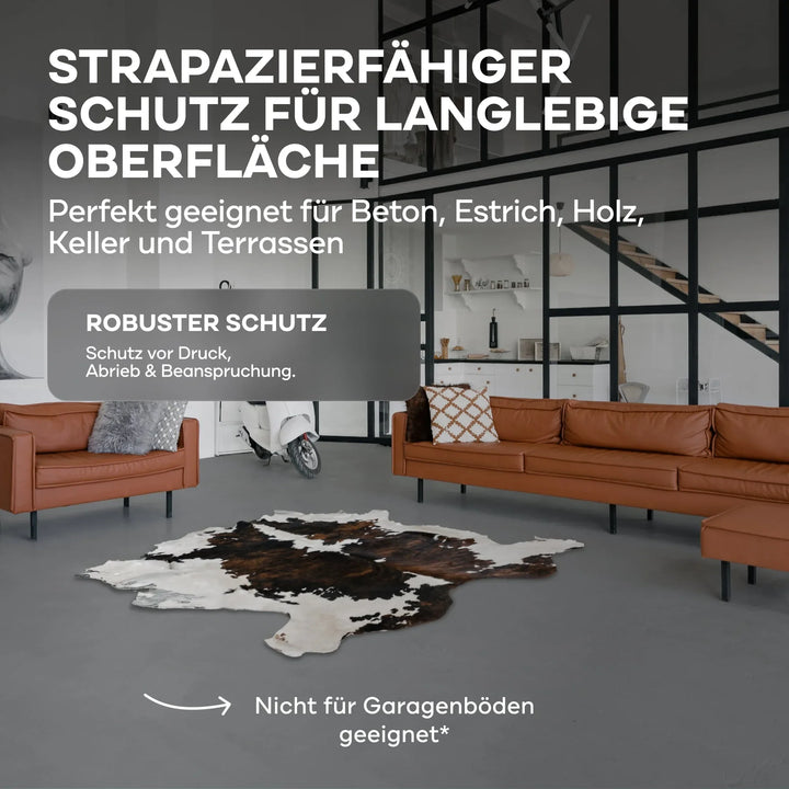 Modernes Wohnzimmer mit braunen Ledersofas, Kuhfell-Teppich und grauem Boden: Die plid Flüssigkunststoff Bodenbeschichtung für Innen &amp; Außen schützt Beton und Holzflächen, ist jedoch nicht für Garagenböden geeignet.