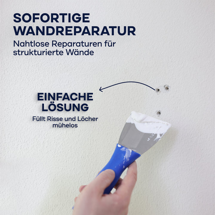 Eine Hand benutzt den plid Rauhfaser Reparatur-Spachtel, um kleine Löcher in einer weißen, strukturierten Wand zu füllen. Deutscher Text hebt schnelle Wandreparatur und einfache Lösung für Dübellöcher ausbessern und Risse fixen hervor.