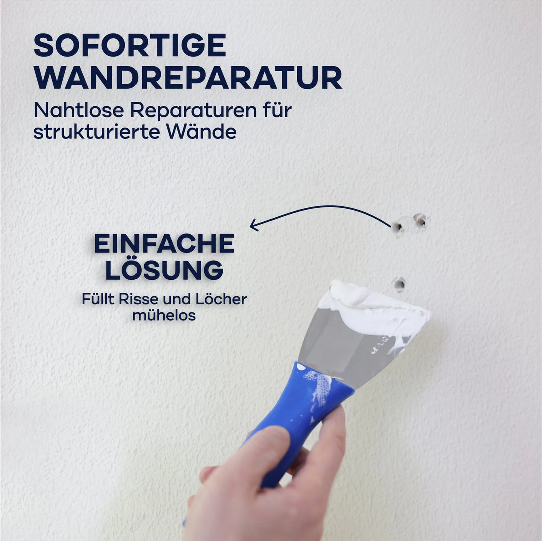 Eine Hand benutzt den plid Rauhfaser Reparatur-Spachtel, um kleine Löcher in einer weißen, strukturierten Wand zu füllen. Deutscher Text hebt schnelle Wandreparatur und einfache Lösung für Dübellöcher ausbessern und Risse fixen hervor.