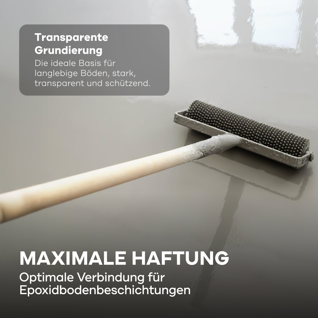 Eine Nahaufnahme zeigt eine Rolle, die den 2K Epoxy-Haftvermittler 750ml von PLID Shop aufträgt, eine transparente Grundierung für Beton- und Garagenböden. Deutscher Text hebt starke Haftung und dauerhaften Schutz für Bodenbeschichtungen hervor.