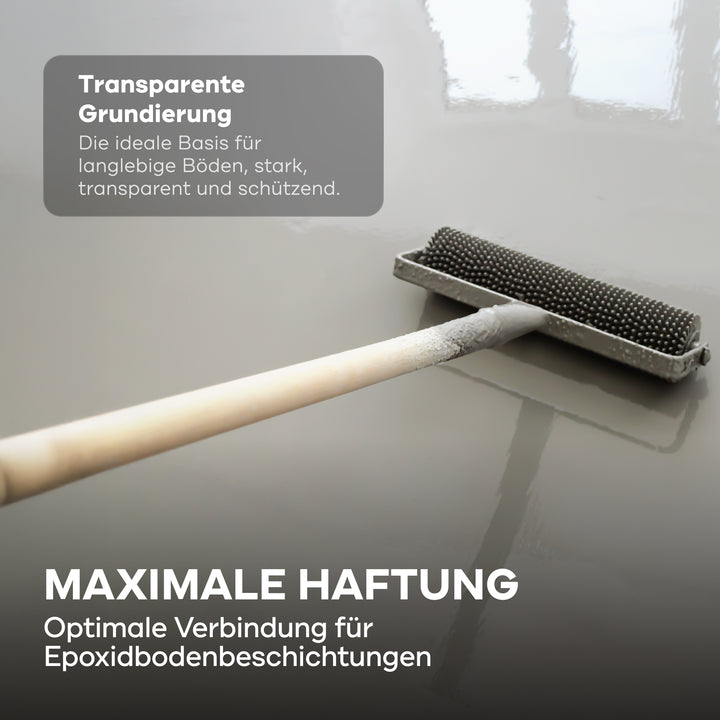 Eine Nahaufnahme zeigt eine Rolle, die den 2K Epoxy-Haftvermittler 750ml von PLID Shop aufträgt, eine transparente Grundierung für Beton- und Garagenböden. Deutscher Text hebt starke Haftung und dauerhaften Schutz für Bodenbeschichtungen hervor.