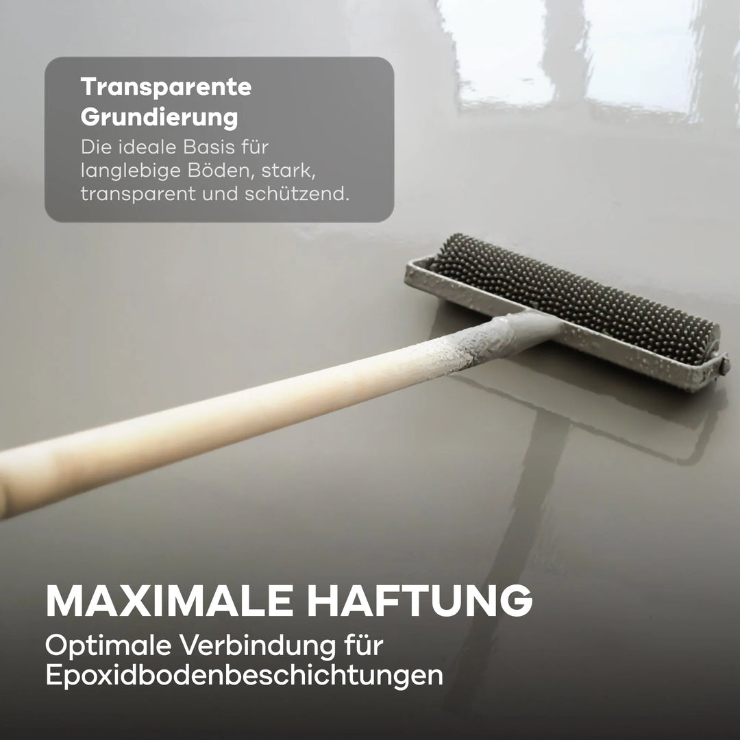 Eine Nahaufnahme zeigt eine Rolle, die den 2K Epoxy-Haftvermittler 750ml von PLID Shop aufträgt, eine transparente Grundierung für Beton- und Garagenböden. Deutscher Text hebt starke Haftung und dauerhaften Schutz für Bodenbeschichtungen hervor.