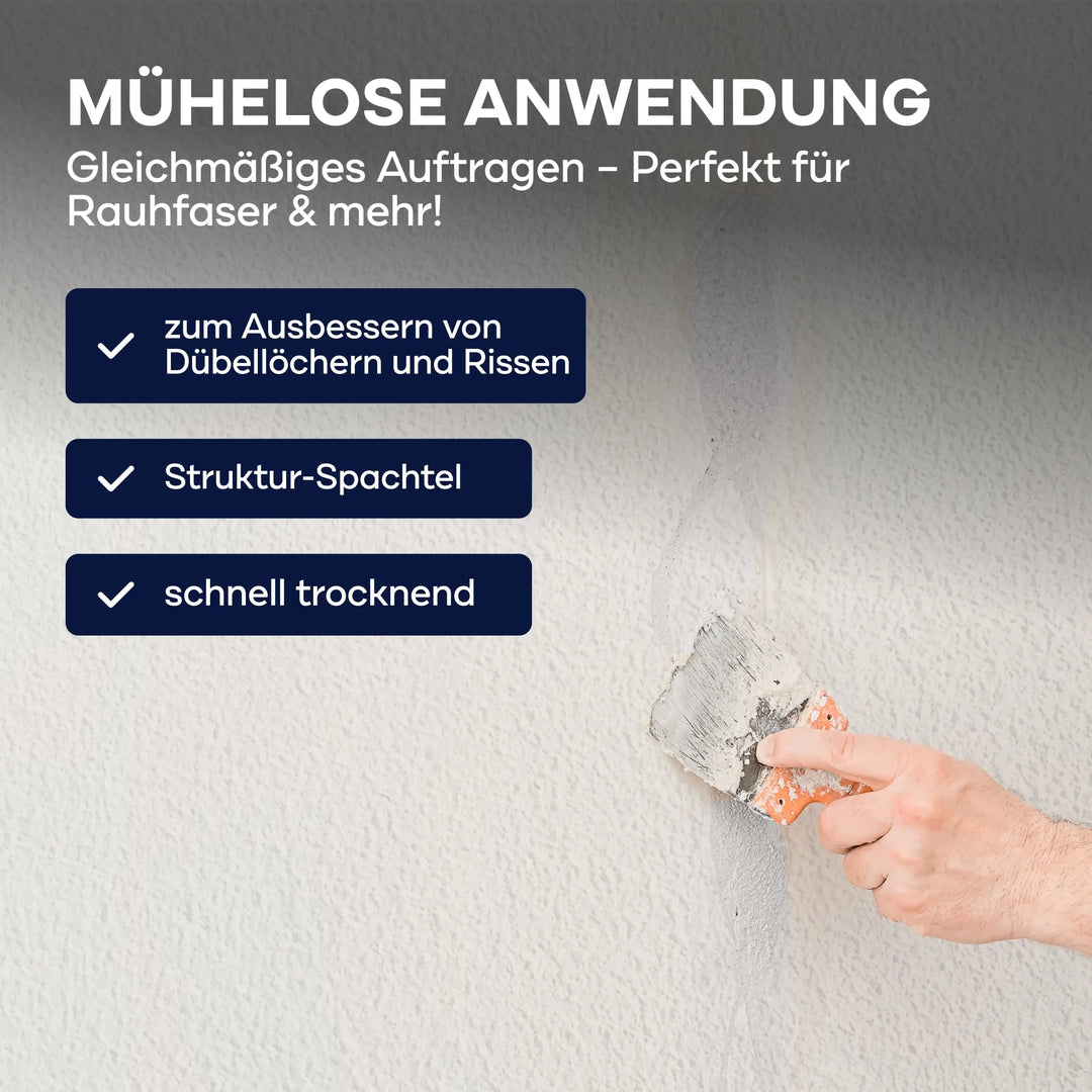 Mit einem Spachtel trägt man plid Rauhfaser Reparatur-Spachtel auf eine strukturierte Wand auf. Das Produkt lässt sich leicht auftragen, gleichmäßig verteilen und trocknet schnell - ideal für die Reparatur von Rissen und Dübellöchern in strukturierten Tapetenoberflächen.
