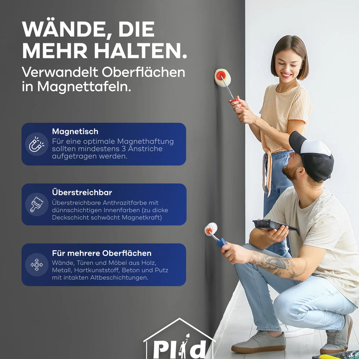Eine lächelnde Frau benutzt das plid Magnetfarbe - Anstreichset, um eine weiße Wand mit einer Rolle zu streichen, während ein Mann neben ihr kniet. Informationskästen heben die Vorteile von Magnetfarbe bei der Gestaltung von magnethaftenden Flächen auf verschiedenen Oberflächen hervor.