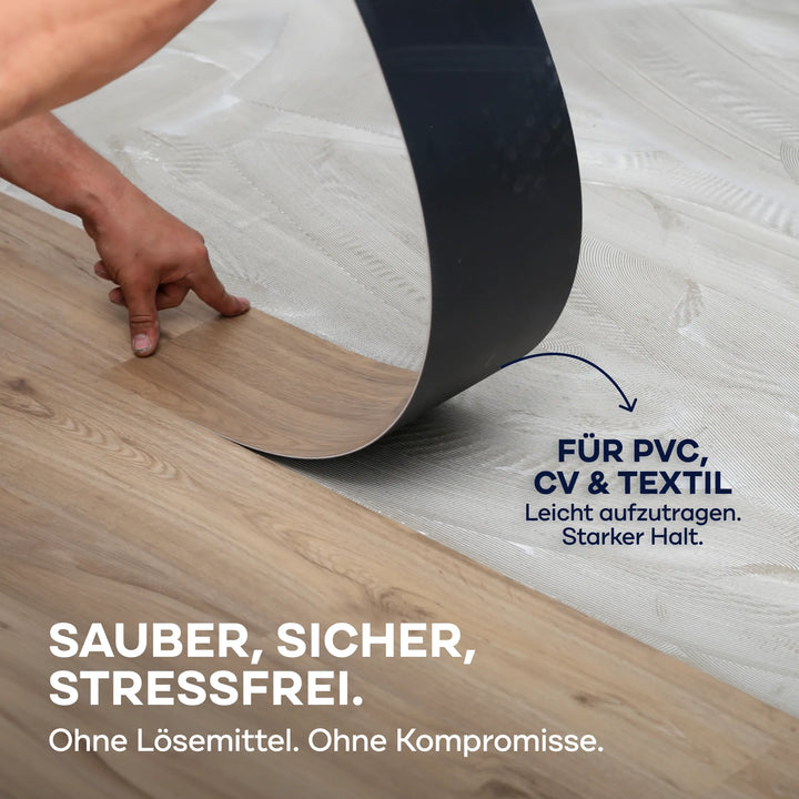 Eine Person trägt plid Universal Bodenkleber auf - stark haftend von plid bis zum Boden. Geeignet für PVC-, CV- und Textilböden, bietet er einfache Anwendung, starken Halt und ist lösemittelfrei für eine sichere, stressfreie Verlegung.