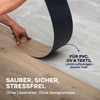 Eine Person trägt plid Universal Bodenkleber auf - stark haftend von plid bis zum Boden. Geeignet für PVC-, CV- und Textilböden, bietet er einfache Anwendung, starken Halt und ist lösemittelfrei für eine sichere, stressfreie Verlegung.