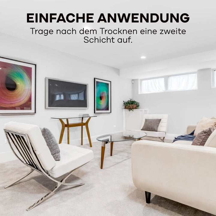 Ein modernes Wohnzimmer mit weißen Wänden. Der deutsche Text: Einfache Anwendung. Mit plid Isolierfarbe LH Anstreichset - Nikotinsperre gegen Verfärbungen lassen sich Wasserflecken abdecken. Nach dem Trocknen eine zweite Schicht auftragen.