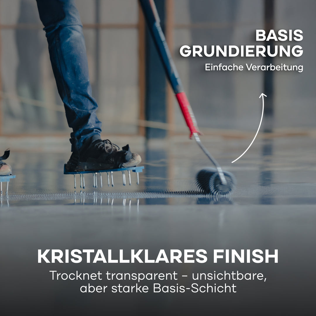 Mit Stollenschuhen rollt ein Anwender den 2K Epoxy-Haftvermittler 750ml von PLID Shop auf - eine leicht aufzutragende, kristallklare Grundierung für Beton- und Garagenböden, die eine moderne, starke Oberfläche für Bodenbeschichtungen gewährleistet.