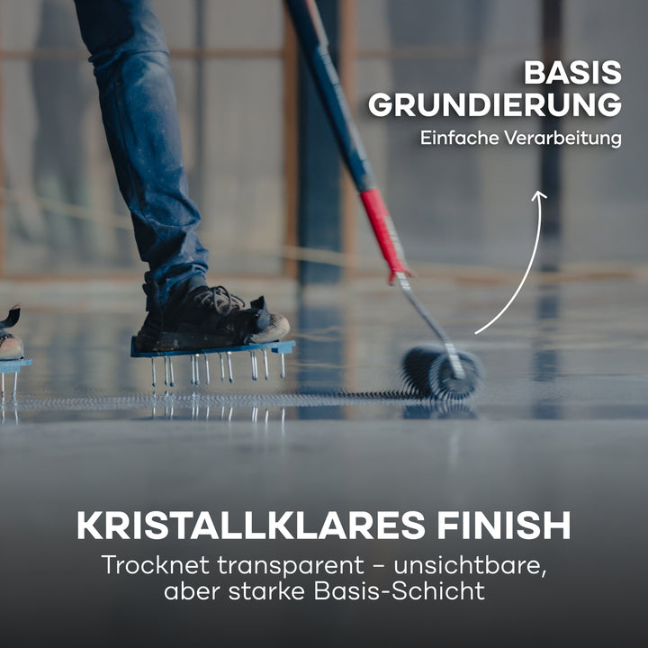 Mit Stollenschuhen rollt ein Anwender den 2K Epoxy-Haftvermittler 750ml von PLID Shop auf - eine leicht aufzutragende, kristallklare Grundierung für Beton- und Garagenböden, die eine moderne, starke Oberfläche für Bodenbeschichtungen gewährleistet.