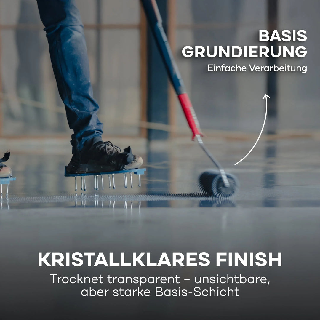 Mit Stollenschuhen rollt ein Anwender den 2K Epoxy-Haftvermittler 750ml von PLID Shop auf - eine leicht aufzutragende, kristallklare Grundierung für Beton- und Garagenböden, die eine moderne, starke Oberfläche für Bodenbeschichtungen gewährleistet.