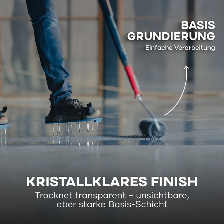 Mit Stollenschuhen rollt ein Anwender den 2K Epoxy-Haftvermittler 750ml von PLID Shop auf - eine leicht aufzutragende, kristallklare Grundierung für Beton- und Garagenböden, die eine moderne, starke Oberfläche für Bodenbeschichtungen gewährleistet.