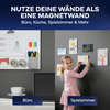 Links: Büro mit plid Magnetfarbe-Wand und Bürobedarf, rechts: Spielzimmer mit Mädchen, das Bilder an einer plid Magnetfarbe-Magnetwand befestigt. Clever nutzen: haftstarke & überstreichbare Magnetfarbe für viele Oberflächen.