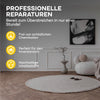 Modernes Wohnzimmer mit Teppich, Couch und Tisch; an der Wand ein abstraktes Bild. plid Rauhfaser Reparatur-Spachtel: chemiefrei, nachhaltig, ideal für Innenbereiche zum Ausbessern von Dübellöchern. Icons zeigen die Vorteile.
