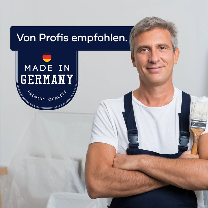 Ein lächelnder Mann in Latzhose hält einen Pinsel neben einem Schild mit der Aufschrift "Von Profis empfohlen. MADE IN GERMANY Premium Quality" mit einer deutschen Flagge, die plid Plid Universal Bodenkleber - stark haftend als emissionsarm und lösemittelfrei für Profis hervorhebt.