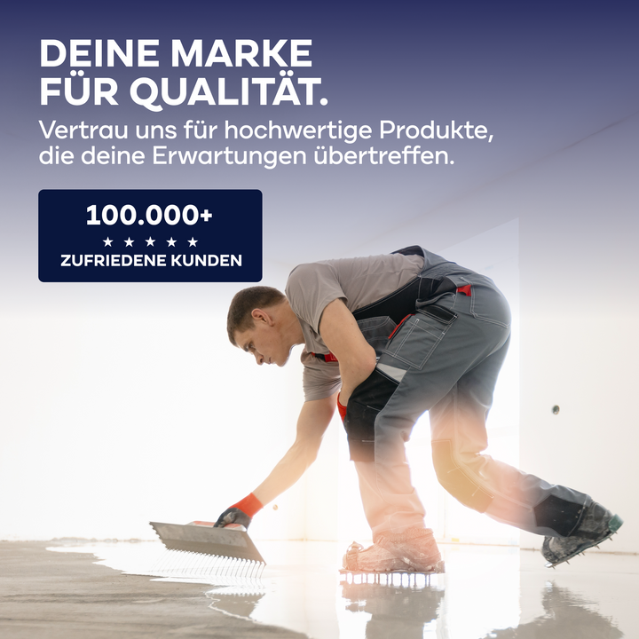 Ein Arbeiter in einem grauen Overall glättet einen Fußboden, während ein deutscher Text für den PLID Shop 2K Epoxy-Haftvermittler 750ml-transparente Grundierung für Beton &amp; Garagenböden wirbt und 100.000+ zufriedene Kunden auf einem blauen Hintergrund mit Farbverlauf hervorhebt.