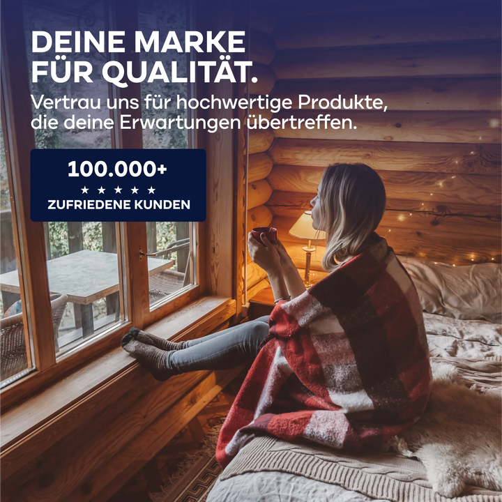 Eine Frau in einer rotkarierten Decke sitzt auf einem Bett in einer gemütlichen Holzhütte und blickt aus dem Fenster. Deutscher Text wirbt für plid Holzwurm Schreck - Anstreichset, dem Holzschutz von über 100.000 zufriedenen Kunden vertraut.