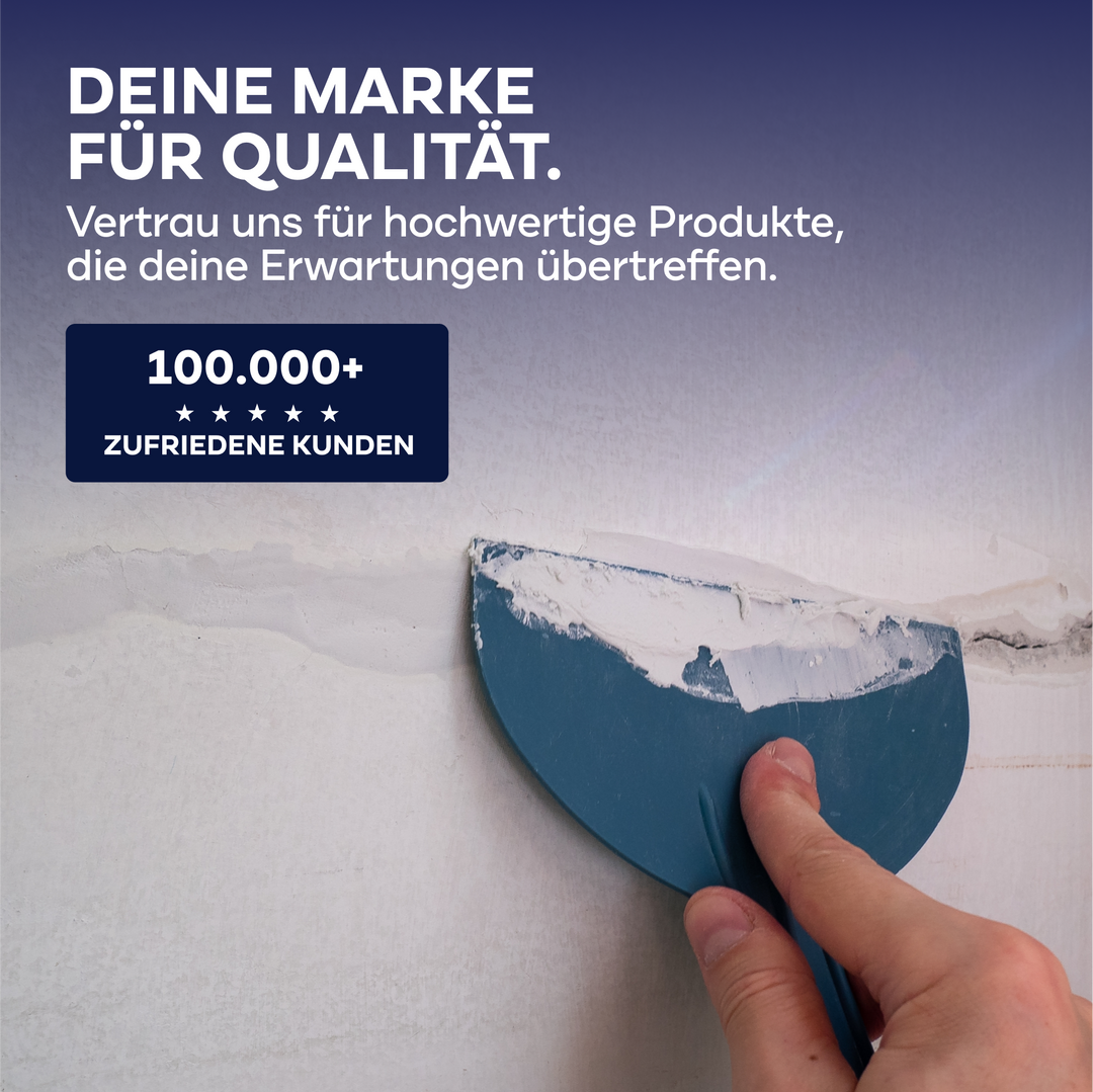 Eine Hand trägt mit einer blauen Spachtel den weißen plid Rauhfaser Reparatur-Spachtel auf eine Wand auf. Oben steht: plid - DEINE MARKE FÜR QUALITÄT. Über 100.000 zufriedene Kunden vertrauen unseren hochwertigen Produkten.