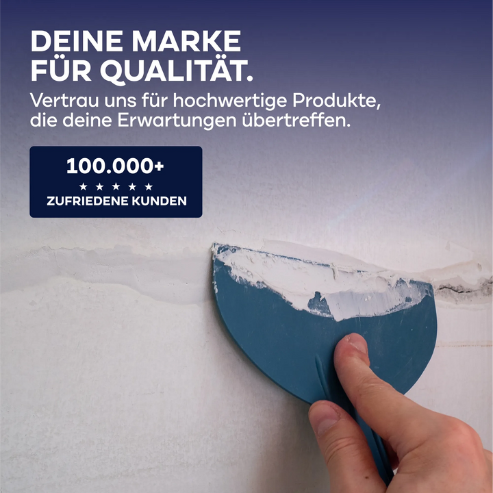 Eine Hand trägt mit einer blauen Spachtel den weißen plid Rauhfaser Reparatur-Spachtel auf eine Wand auf. Oben steht: plid - DEINE MARKE FÜR QUALITÄT. Über 100.000 zufriedene Kunden vertrauen unseren hochwertigen Produkten.