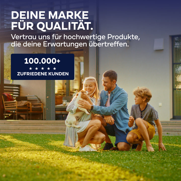 Eine glückliche Familie entspannt sich mit ihrem Hund in einem modernen Haus. Der Text hebt PLID Shop&