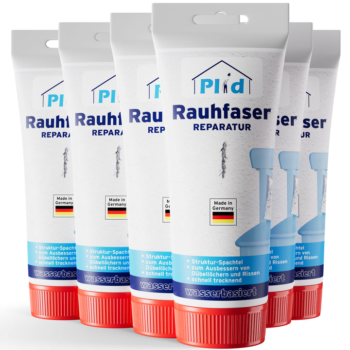 Sechs aufrecht stehende Tuben plid Rauhfaser Reparatur-Spachtel, ein in Deutschland hergestellter strukturierter Tapetenkleister mit weißer Verpackung, roten Kappen und blauen Etiketten, die in einer versetzten Reihe angeordnet sind.