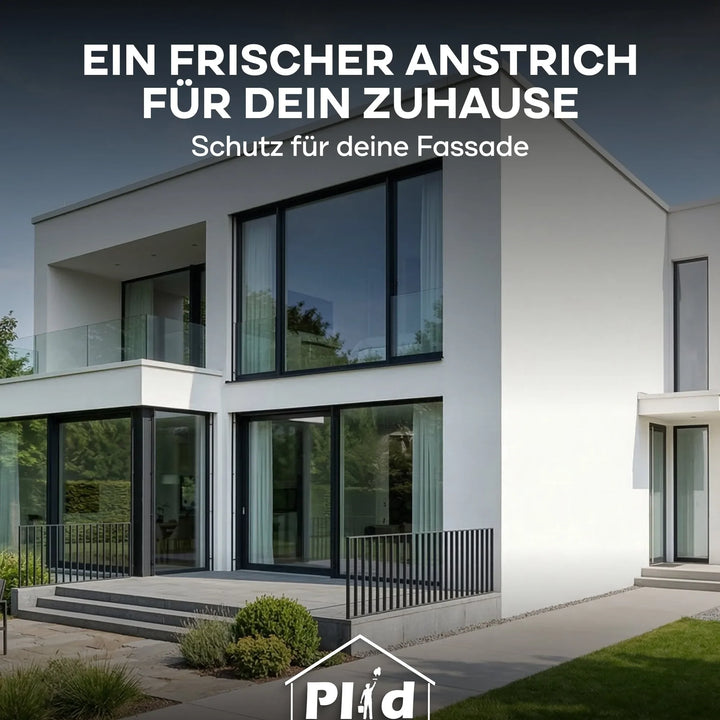 Modernes weißes Haus mit großen Fenstern und Balkonen, umgeben von viel Grün. Fassadenfarbe wetterfest &amp; diffusionsoffen für Außenwände - Wetterschutz für dein Zuhause, über dem plid-Logo unten.