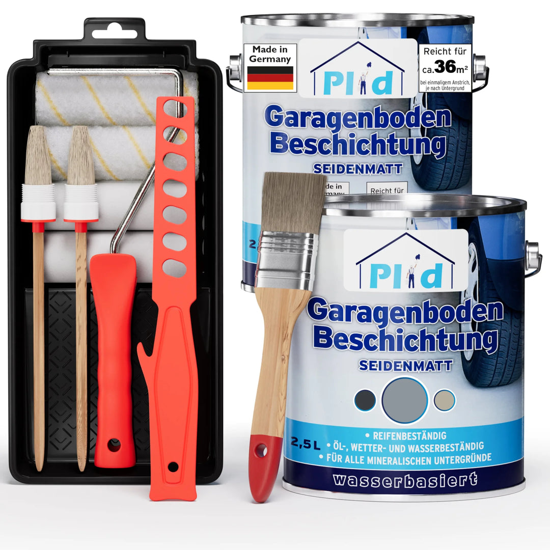 Das plid Garagenbodenbeschichtung Anstreichset Beton &amp; Estrich Malerset mit Pinseln, Rollen, Tablett und Farbdosenöffner ist neben zwei großen Dosen plid Garagenbodenbeschichtung abgebildet.