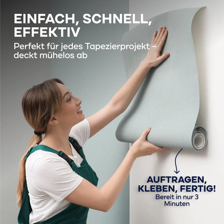 Eine Frau tapeziert mühelos mit dem Plid Rollkleister von plid - klumpfrei &amp; direkt auf die Wand auftragbar. Für perfekte Vliestapeten, einfach auftragen, kleben, fertig! In nur 3 Minuten bereit, ideal für jedes Projekt.