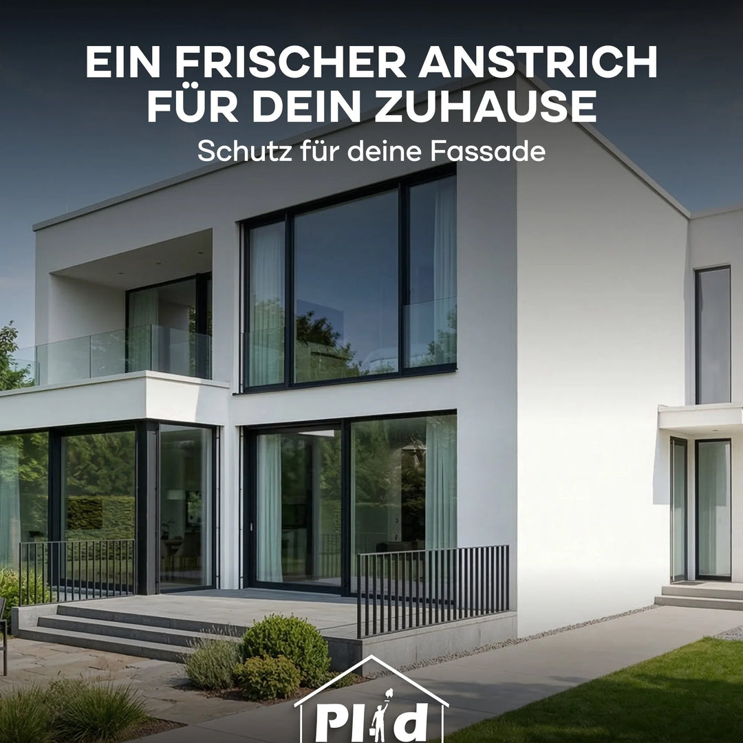 Modernes weißes Haus mit großen Fenstern und Balkonen, umgeben von viel Grün. Fassadenfarbe wetterfest &amp; diffusionsoffen für Außenwände - Wetterschutz für dein Zuhause, über dem plid-Logo unten.