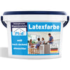 Ein weißer Plastikeimer mit der Aufschrift "Latexfarbe scheuerbeständig & hochdeckend innen" zeigt eine Familie in einem hellen Zimmer. Auf dem Etikett steht "weiß, scheuerbeständig, abwaschbar", und es sind die deutsche Flagge und der Text "Made in Germany" abgebildet.