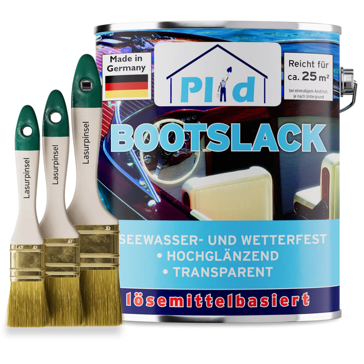 Eine große Dose plid Bootslack - Anstreichset steht neben drei Bürsten mit grünem Stiel. Die Dose mit deutschem Etikett und Hauslogo wirbt mit Hochglanz, transparentem Finish, Seewasserbeständigkeit und Eignung als Holzlack.