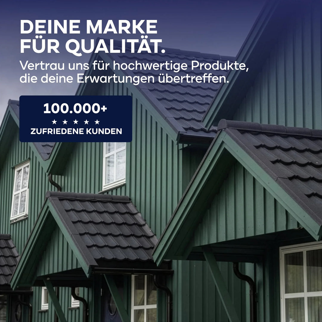 Grüne Holzhausdächer mit dunklen Schindeln, weiß gerahmte Fenster. Der deutsche Text hebt die Qualität von plid Wetterschutz Holzfarbe und die über 100.000 zufriedenen Kunden hervor. Blaues Overlay in der oberen linken Ecke wirbt für die plid-Marke deckend &amp; wetterfest Holzfarbe.