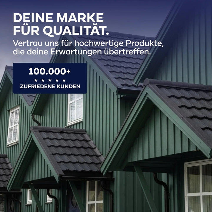 Grüne Holzhausdächer mit dunklen Schindeln, weiß gerahmte Fenster. Der deutsche Text hebt die Qualität von plid Wetterschutz Holzfarbe und die über 100.000 zufriedenen Kunden hervor. Blaues Overlay in der oberen linken Ecke wirbt für die plid-Marke deckend &amp; wetterfest Holzfarbe.