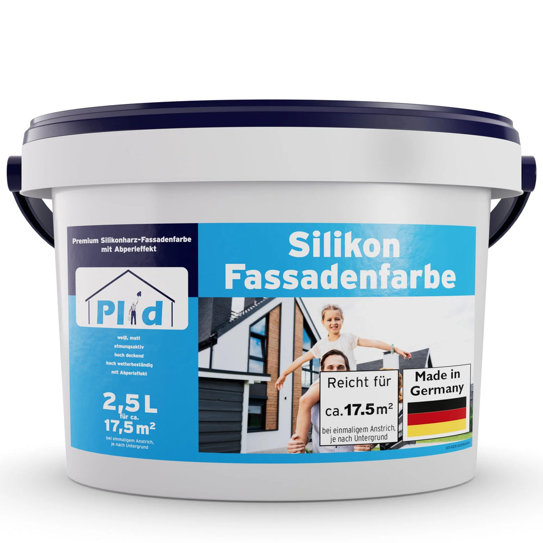 Ein weiß-blauer Putzeimer mit der Aufschrift Silikon-Fassadenfarbe wasserabweisend &amp; atmungsaktiv, 2,5L, Made in Germany, deckt ca. 17,5 m² ab; zeigt ein lächelndes Paar an einem Haus und hebt Wetterschutz und Abperleffekt für dauerhaften Schutz hervor.