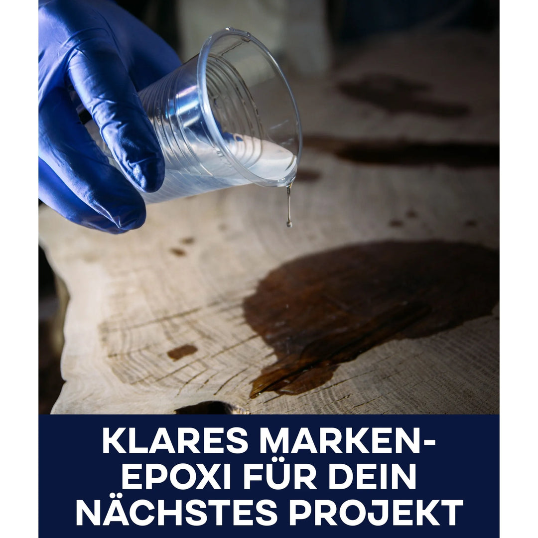Eine behandschuhte Hand gießt plid PLID Epoxidharz mit Härter für innen und außen aus einem Plastikbecher auf holzklares Marken-Epoxi für dein nächstes Projekt!.