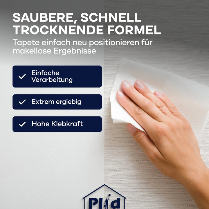 Eine Hand wischt mit einem weißen Tuch über eine weiß strukturierte Wand. Deutscher Text hebt plid Plid Rollkleister - klumpfrei &amp; direkt auf die Wand auftragbar hervor: sauberer, schnell trocknender, hochergiebiger Klebstoff für einfaches Auftragen von Vliestapeten und starke, mühelose Haftung.