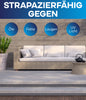 Eine moderne Terrasse mit Korbsofa, weißen Kissen, Topfpflanze und rundem Couchtisch auf stilvoller plid Betonfarbe für Böden & Wände von plid. Der deutsche Text lautet: Strapazierfähig gegen Öle, Fette, Laugen, UV Licht.