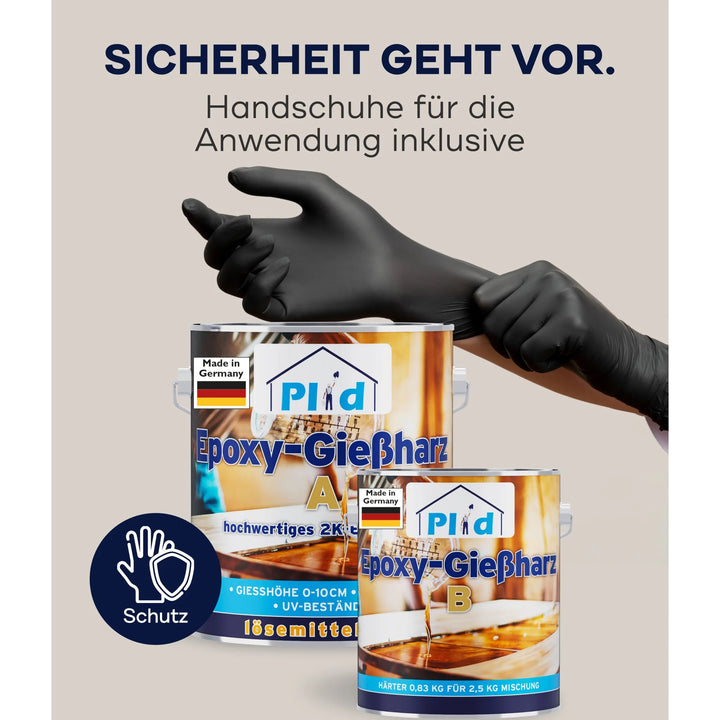 Eine Person trägt schwarze Handschuhe über zwei Behältern mit plid Epoxidharz mit Härter für innen und außen, ideal für glasklare River Tables. Der Text lautet "Sicherheit geht vor. Handschuhe bei der Anwendung inklusive" mit einem Schutzhandschuh-Symbol.
