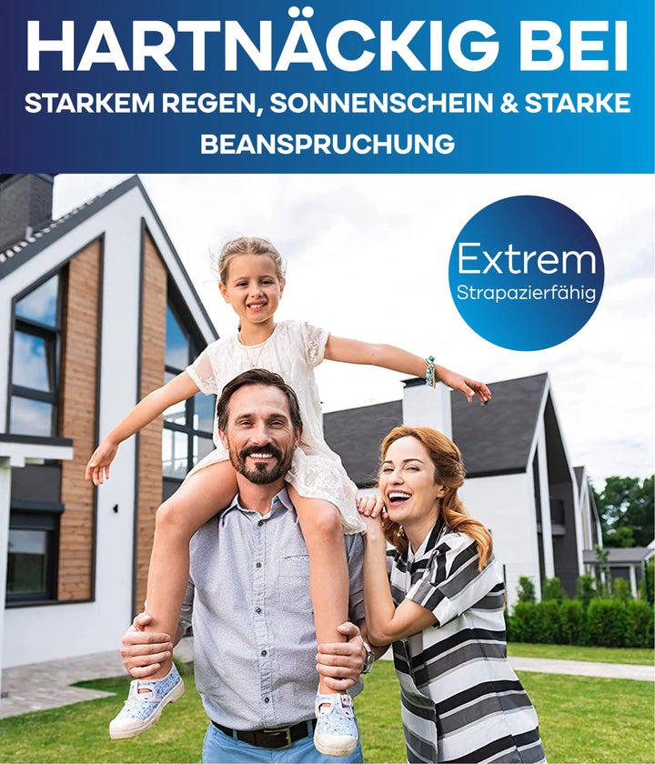Ein lächelnder Mann trägt ein glückliches junges Mädchen auf seinen Schultern, während eine Frau daneben steht, alles vor einem modernen Haus. plid Silikon Fassadenfarbe - Anstreichset - Abdeckvlies: wetterbeständig, langlebig und perfekt für stark beanspruchte Fassaden.
